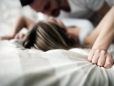 كيف يمكنكِ أن تتخطي الخجل أثناء العلاقة الحميمة؟
